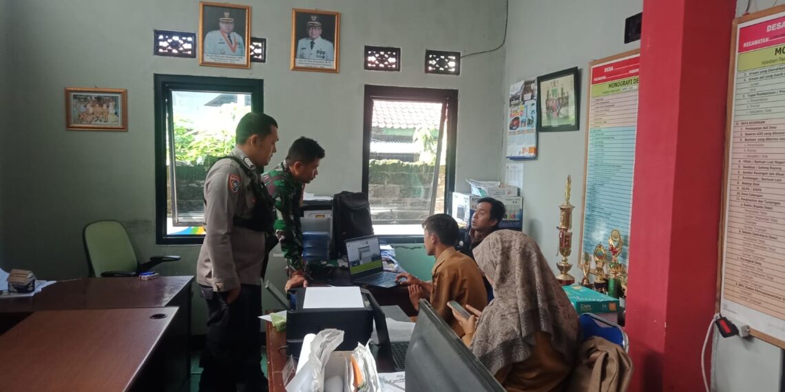 Wujudkan Kamtibmas Kondusif, Bhabinkamtibmas Polsek Cireunghas Polres Sukabumi Kota Bersama Babinsa Jalin Sinergitas Sambangi Staff Desa