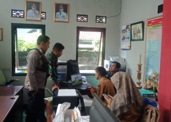 Wujudkan Kamtibmas Kondusif, Bhabinkamtibmas Polsek Cireunghas Polres Sukabumi Kota Bersama Babinsa Jalin Sinergitas Sambangi Staff Desa