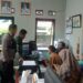 Wujudkan Kamtibmas Kondusif, Bhabinkamtibmas Polsek Cireunghas Polres Sukabumi Kota Bersama Babinsa Jalin Sinergitas Sambangi Staff Desa