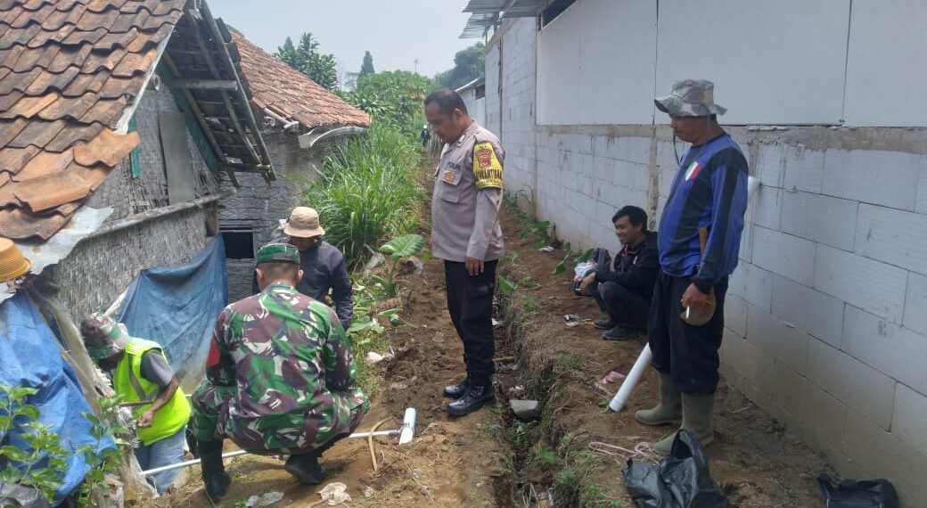 Senergitas TNI – POLRI Bhabinkamtibmas Polsek Sukalarang Bersama – Sama Masyarakat Binaan Laksanakan Kerja Bakti