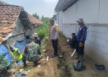 Senergitas TNI – POLRI Bhabinkamtibmas Polsek Sukalarang Bersama – Sama Masyarakat Binaan Laksanakan Kerja Bakti