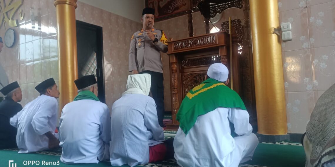 Titipkan Pesan Kamtibmas Jelang Pemilu 2024 Safari Jumat Keliling Kapolsek Cisaat