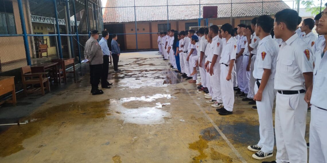 Panit Binmas Polsek Cisaat jadi Pembina Upacara Hari Senin di Sekolah  SMK Teknika   Desa Cisaat