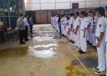 Panit Binmas Polsek Cisaat jadi Pembina Upacara Hari Senin di Sekolah  SMK Teknika   Desa Cisaat