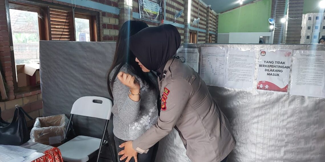 Amankan Kegiatan Penyortiran Dan Pelipatan Surat Suara Pemilu 2024, Polsek Warudoyong Polres Sukabumi Kota Kerahkan Sejumlah Personelnya