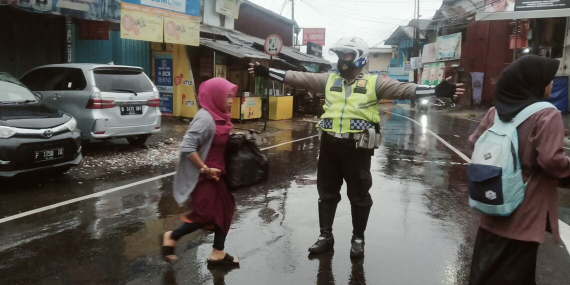 Gatur Arus Lalu Lintas Di Kala Hujan Deras, Polsek Sukaraja Polres Sukabumi Kota Turun Langsung Ke Lapangan