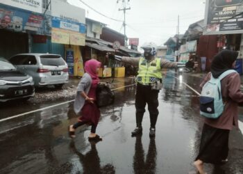 Gatur Arus Lalu Lintas Di Kala Hujan Deras, Polsek Sukaraja Polres Sukabumi Kota Turun Langsung Ke Lapangan