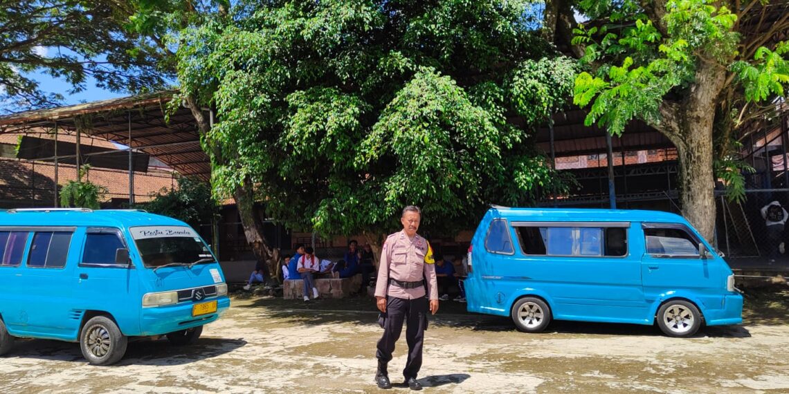 Bhabinkamtibmas Polsek Cisaat Antisipasi Bubaran Pulang Sekolah di wilayah binaannya