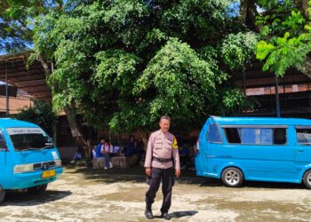 Bhabinkamtibmas Polsek Cisaat Antisipasi Bubaran Pulang Sekolah di wilayah binaannya