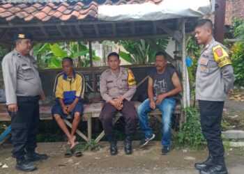 Patroli Polsek Gunungguruh Laksanakan Sambang Dan Cooling System Menjelang Pemilu 2024 ke warga Desa Cibolang