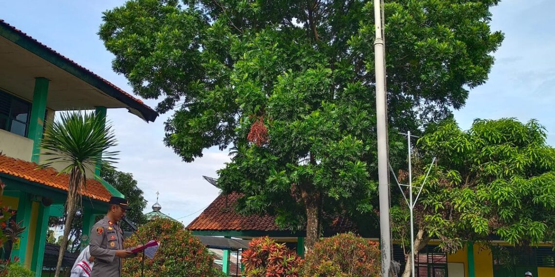 Kapolsek Citamiang Jadi Pembina Upacara Bendera di SMPN 8 Kota Sukabumi.