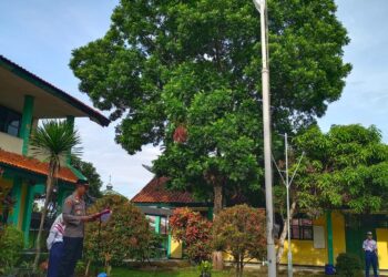 Kapolsek Citamiang Jadi Pembina Upacara Bendera di SMPN 8 Kota Sukabumi.