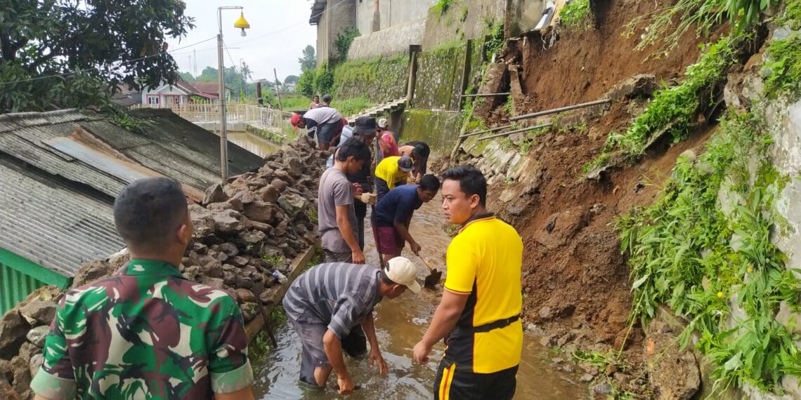 Bhabinkamtibmas Polsek Cisaat dan Babinsa bersinergi dengan Warga Kerja Bakti Membersihkan Longsor
