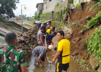 Bhabinkamtibmas Polsek Cisaat dan Babinsa bersinergi dengan Warga Kerja Bakti Membersihkan  Longsor