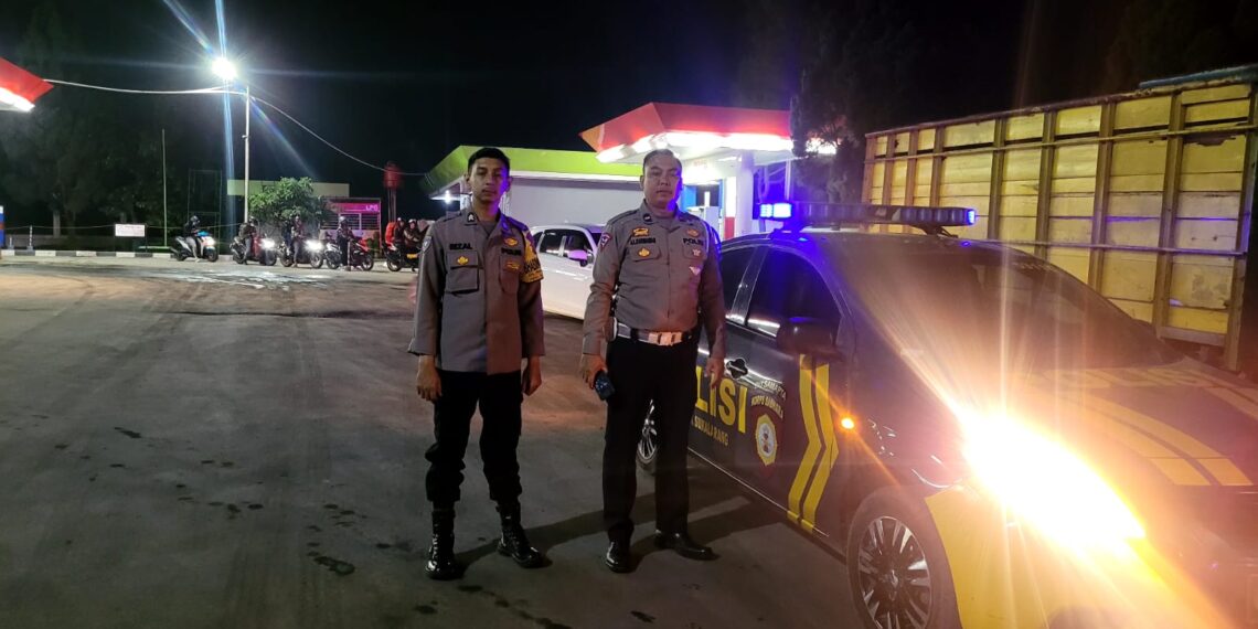Antisipasi Gangguan Kamtibmas Di SPBU, Polsek Sukalarang Giat Patroli Dialogis Malam
