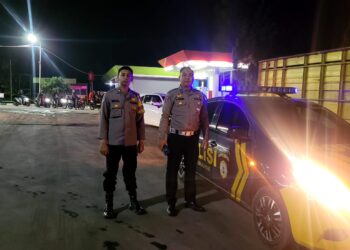 Antisipasi Gangguan Kamtibmas Di SPBU, Polsek Sukalarang Giat Patroli Dialogis Malam