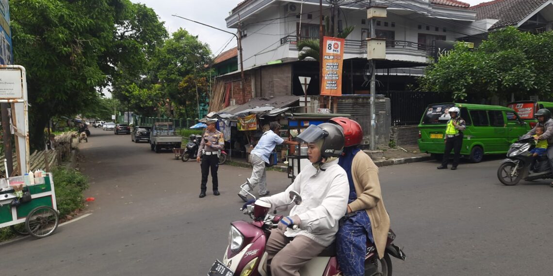 Lakukan Gatur Lalin Paska Melintas Kereta Api Pangrango Unit Lantas Polsek Warudoyong