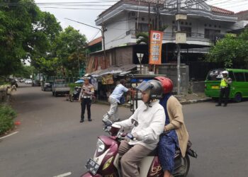 Lakukan Gatur Lalin Paska Melintas Kereta Api Pangrango Unit Lantas Polsek Warudoyong