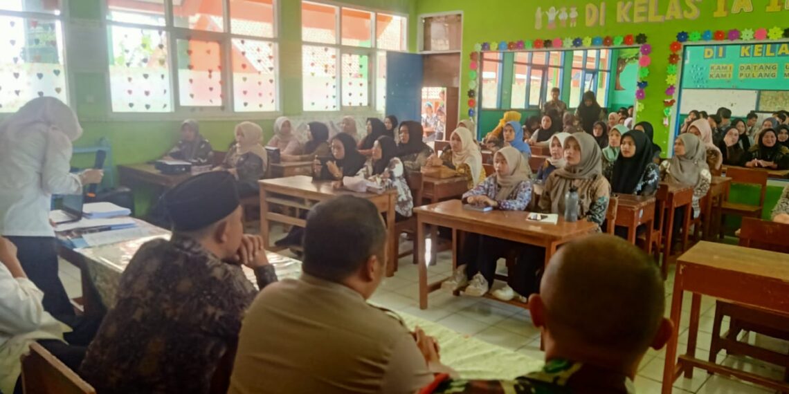 Senergitas TNI – Polri Bhabinkamtibmas hadiri Pelantikan Kelompok penyelenggara Pemungutan suara (KPPS) di Desa Binaannya