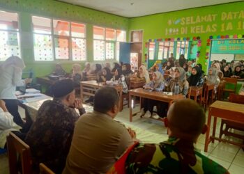 Senergitas TNI – Polri Bhabinkamtibmas hadiri Pelantikan Kelompok penyelenggara Pemungutan suara (KPPS) di Desa Binaannya