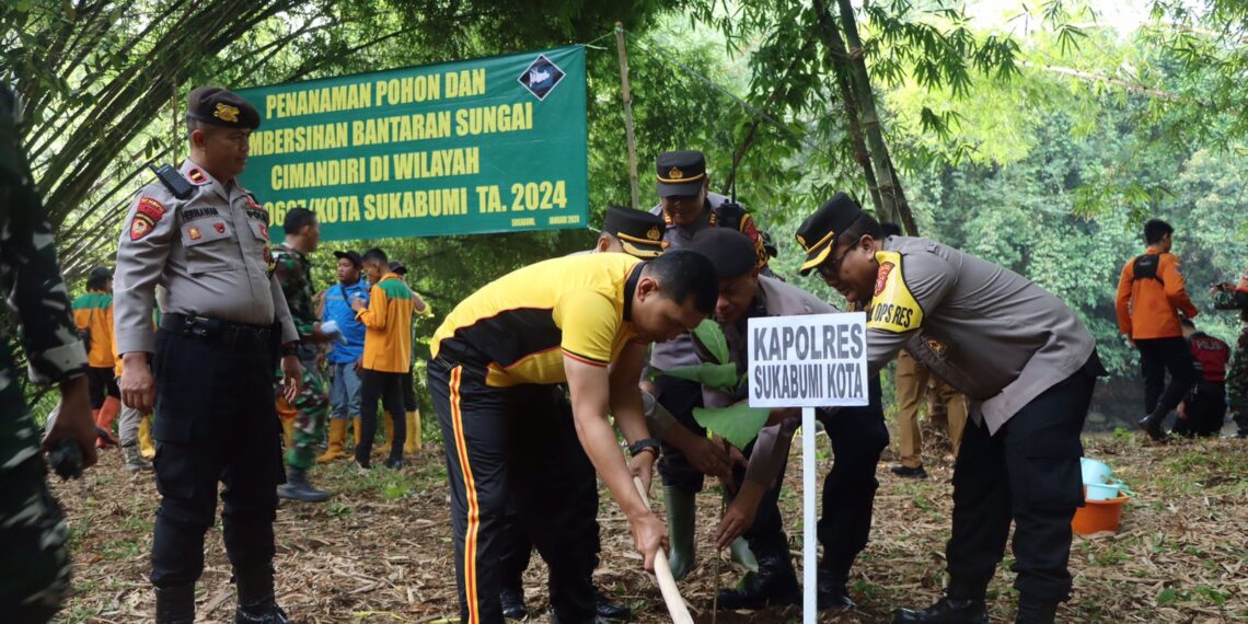 Mitigasi Bencana, Forkopimda Kota Sukabumi Bersihkan Sampah di Bantaran Sungai Cimandiri