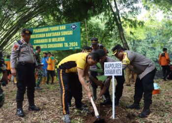 Mitigasi Bencana, Forkopimda Kota Sukabumi Bersihkan Sampah di Bantaran Sungai Cimandiri
