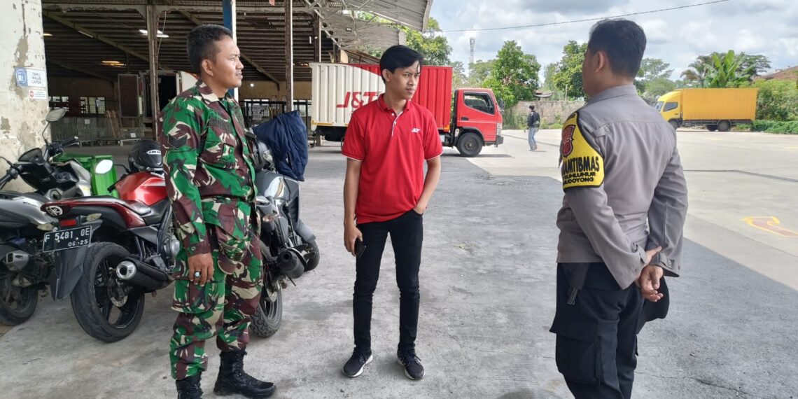 Dekati warga Babinkamtibmas bersinergi dengan Babinsa Sambangi Warga dan Berikan Imbauan Kamtibmas