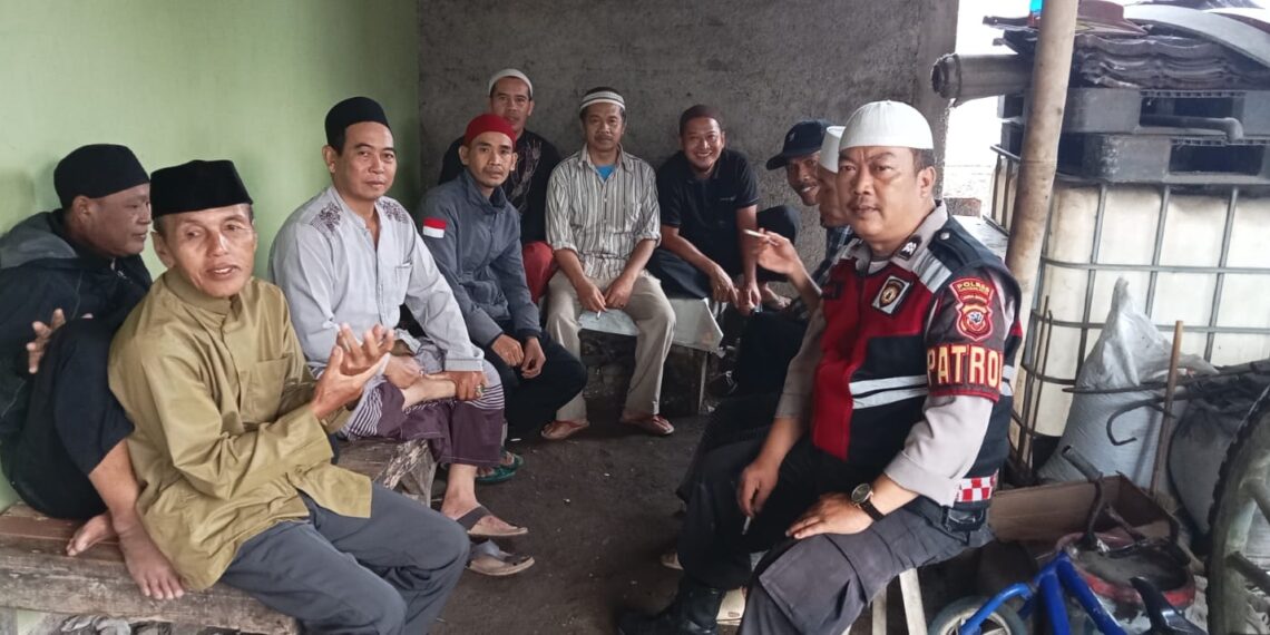 Wujud Kepedulian, Anggota Polsek Lembursitu Melayat Kerumah Salah Satu Warga Binaan Yang meninggal Dunia