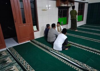 Bhabinkamtibmas Lakukan Sholat Subuh Berjama’ah Bersama Warga