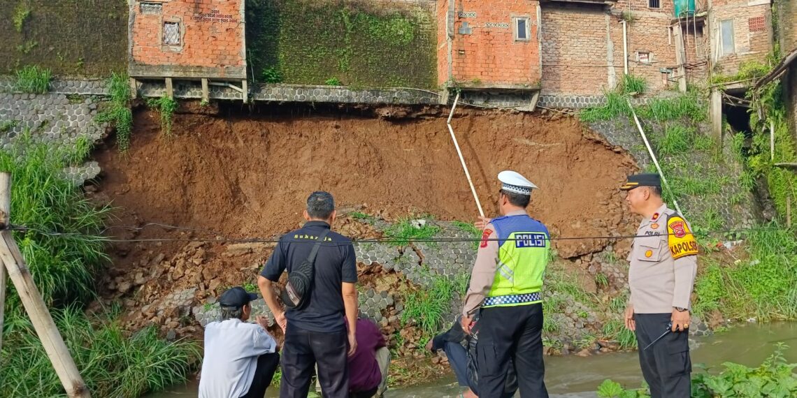 Bangunan Ruko Milik Warga Di Pasar Sukaraja Terdampak Abrasi Sungai  Sehingga Longsor, Kapolsek Himbau Adanya Abrasi Susulan Di Sekitar Wilayah