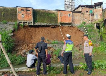 Bangunan Ruko Milik Warga Di Pasar Sukaraja Terdampak Abrasi Sungai  Sehingga Longsor, Kapolsek Himbau Adanya Abrasi Susulan Di Sekitar Wilayah