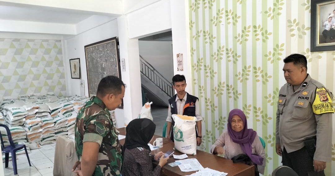 Bhabinkamtibmas Polsek Warudoyong Laksanakan Monitoring Penyaluran Bantuan Pangan Cadangan Beras Pemerintah