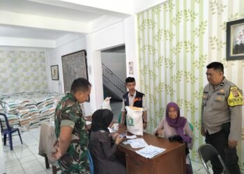 Bhabinkamtibmas Polsek Warudoyong Laksanakan Monitoring Penyaluran Bantuan Pangan Cadangan Beras Pemerintah