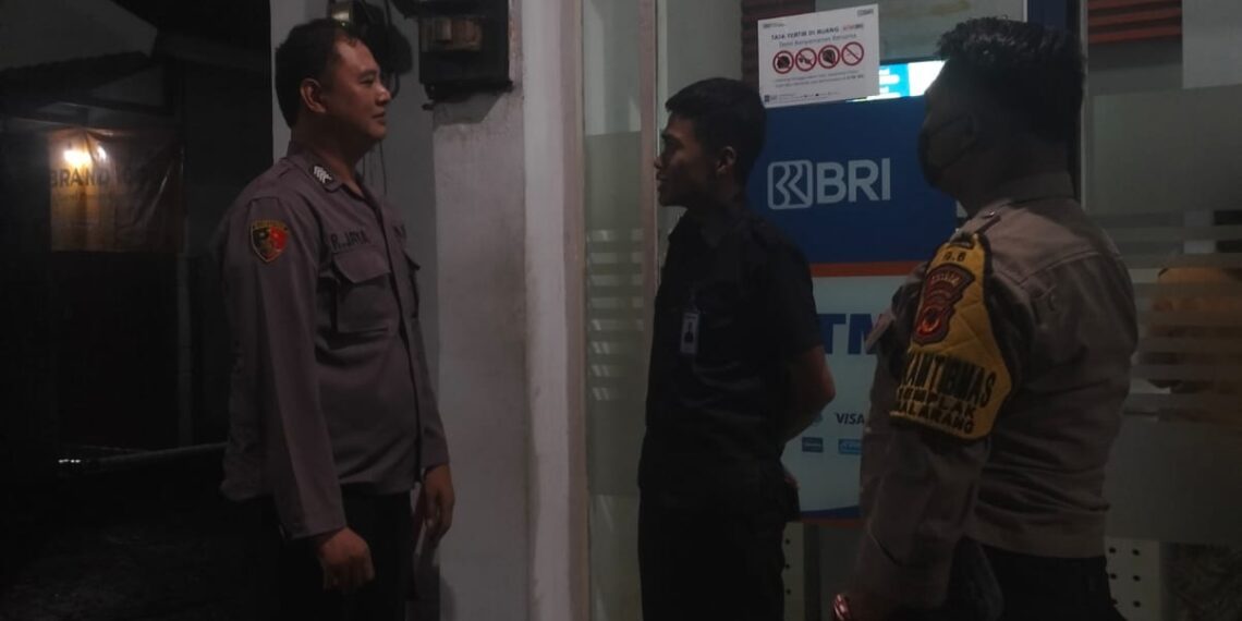 Polisi Polsek Sukalarang Patroli Malam Hari Kontrol ATM BRI Cegah Kejahatan Perbankan