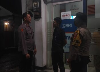 Polisi Polsek Sukalarang Patroli Malam Hari Kontrol ATM BRI Cegah Kejahatan Perbankan