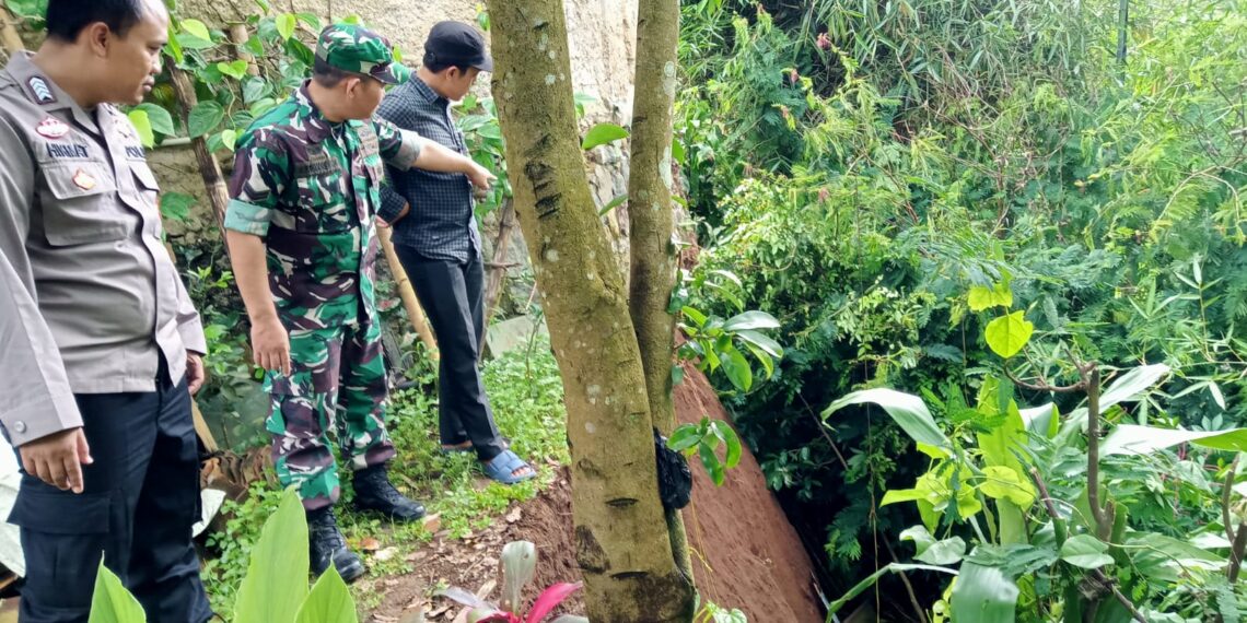 Hadir Ditengah Masyarakat Cek Tebing Longsor Sinergitas Tni Dan Polri
