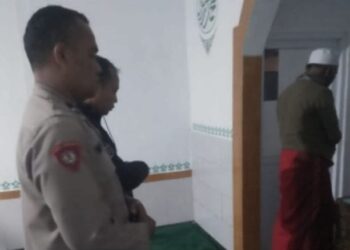 Bhabinkamtibmas Polsek Kadudampit Dekatkan Dengan Warga Melalui Shalat Subuh Berjamaah