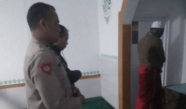 Bhabinkamtibmas Polsek Kadudampit Dekatkan Dengan Warga Melalui Shalat Subuh Berjamaah
