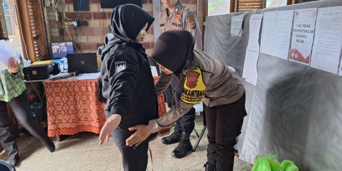 Polsek Warudoyong Polres Sukabumi Kota Kerahkan Sejumlah Personelnya Untuk Amankan Kegiatan Penyortiran Dan Pelipatan Surat Suara Pemilu 2024