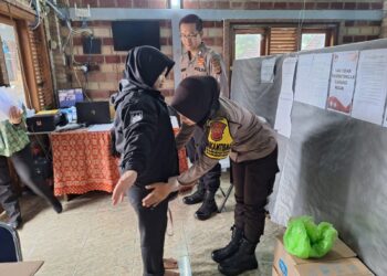 Polsek Warudoyong Polres Sukabumi Kota Kerahkan Sejumlah Personelnya Untuk Amankan Kegiatan Penyortiran Dan Pelipatan Surat Suara Pemilu 2024