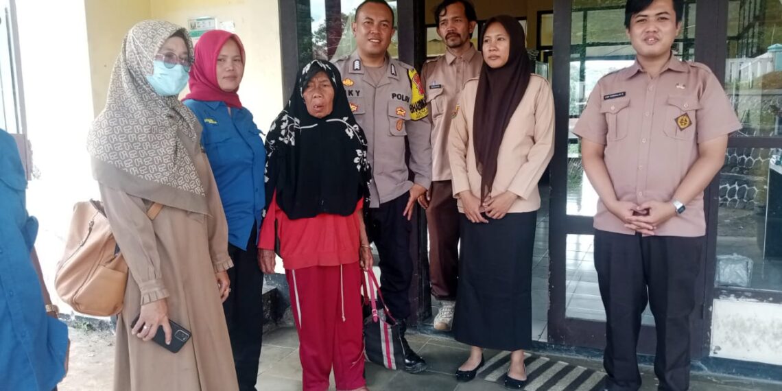 Antar Lansia Tersesat Ke  Griya Lansia Sukabumi Polsek Cireunghas
