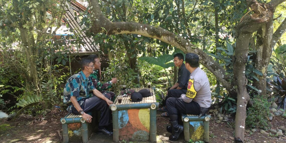 Babinkamtibmas bersinergi dengan Babinsa Sambangi Warga dan Berikan Imbauan Kamtibmas