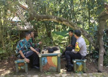Babinkamtibmas bersinergi dengan Babinsa Sambangi Warga dan Berikan Imbauan Kamtibmas
