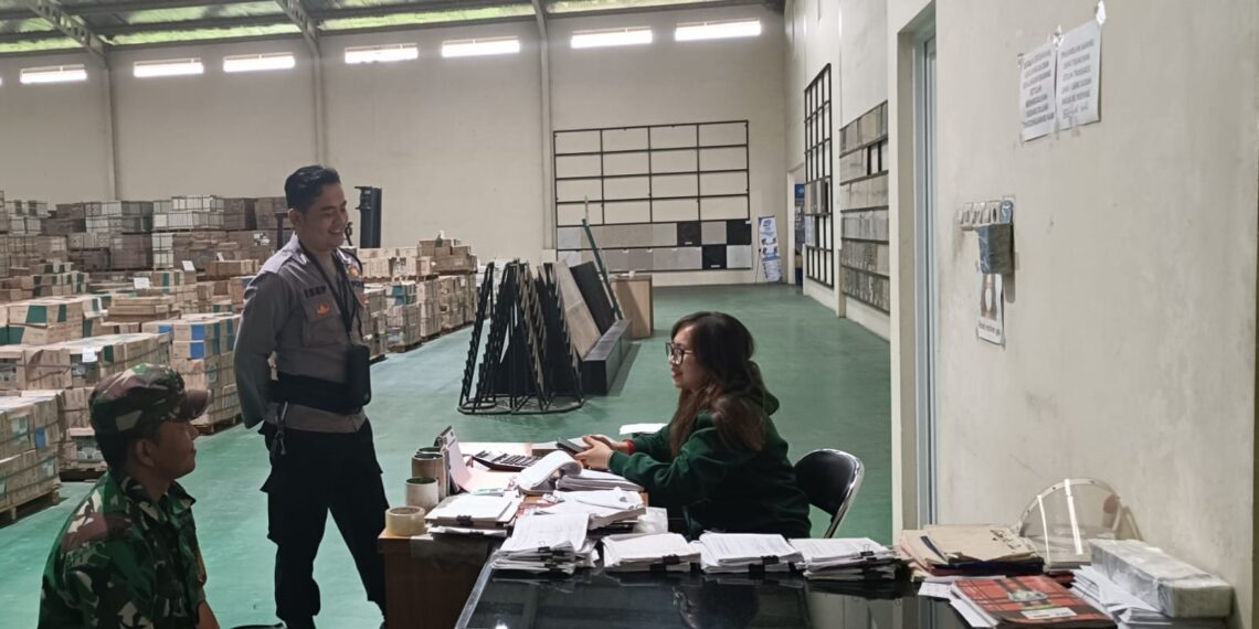 Dekati warga Babinkamtibmas bersinergi dengan Babinsa Sambangi Warga dan Berikan Imbauan Kamtibmas