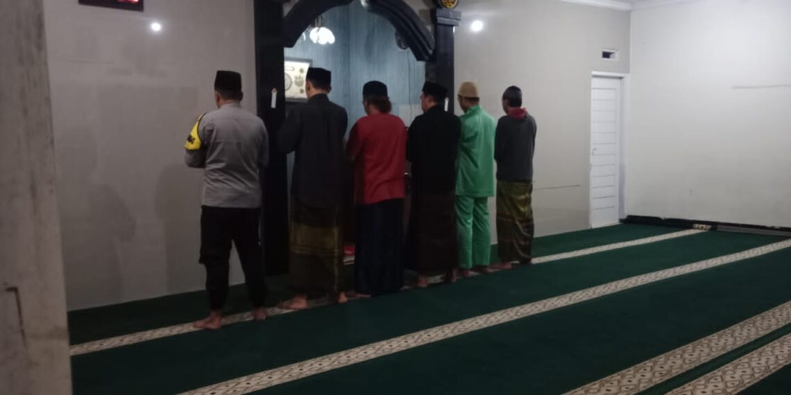 Bhabinkamtibmas Polsek Citamiang Laksanakan Shalat Subuh Berjamaah