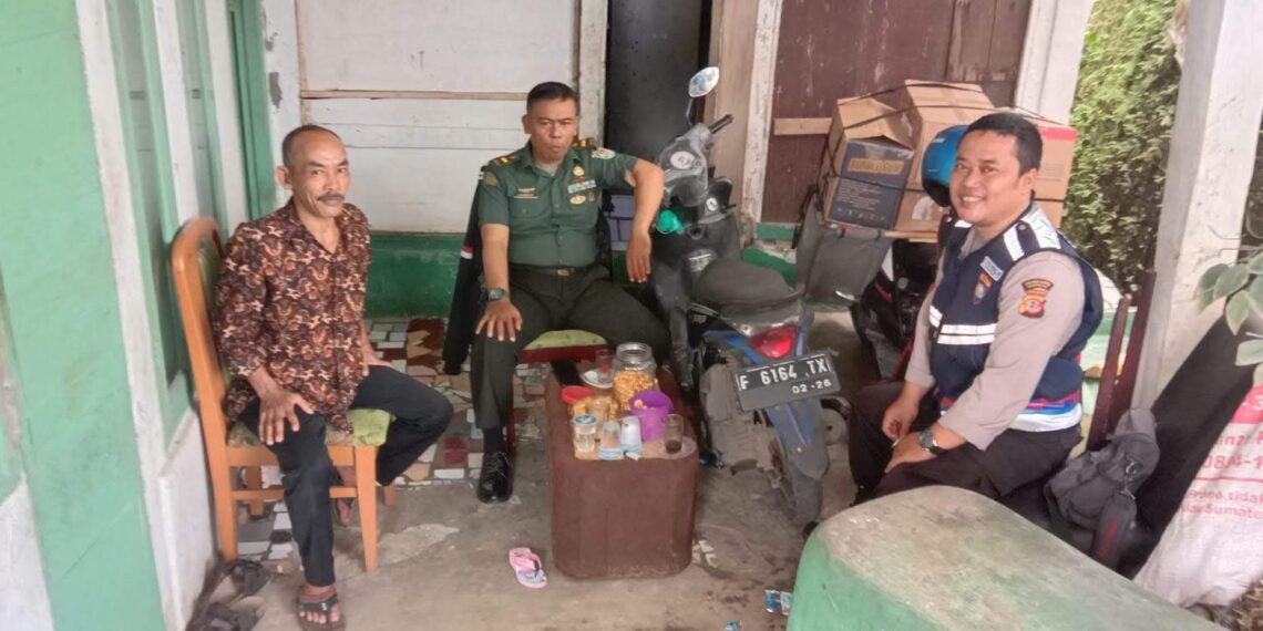 Bhabinkamtibmas Polsek Cibeureum Polres Sukabumi Kota  memberikan imbauan kamtibmas kepada masyarakat menjelang pemilu tahun 2024.
