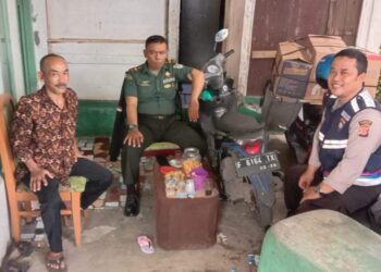 Bhabinkamtibmas Polsek Cibeureum Polres Sukabumi Kota  memberikan imbauan kamtibmas kepada masyarakat menjelang pemilu tahun 2024.