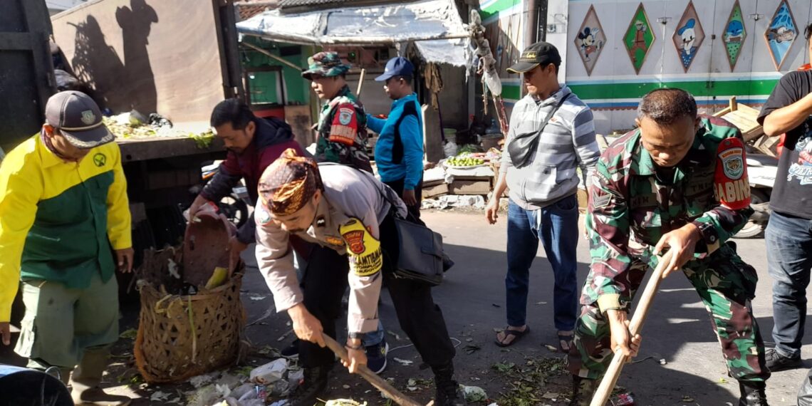 Polsek Warudoyong dan Koramil Lakukan kegiatan Jumsih, Sinergitas TNI – POLRI