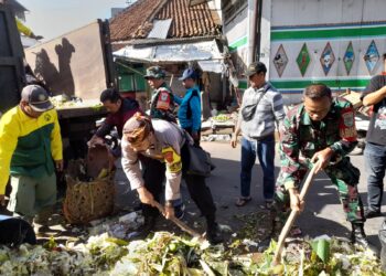 Polsek Warudoyong dan Koramil Lakukan kegiatan Jumsih, Sinergitas TNI – POLRI