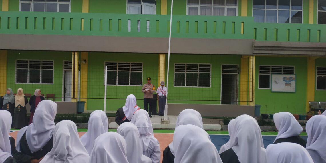 Kapolsek Kadudampit Jadi Pembina Upacara Bendera di SMA attijarah